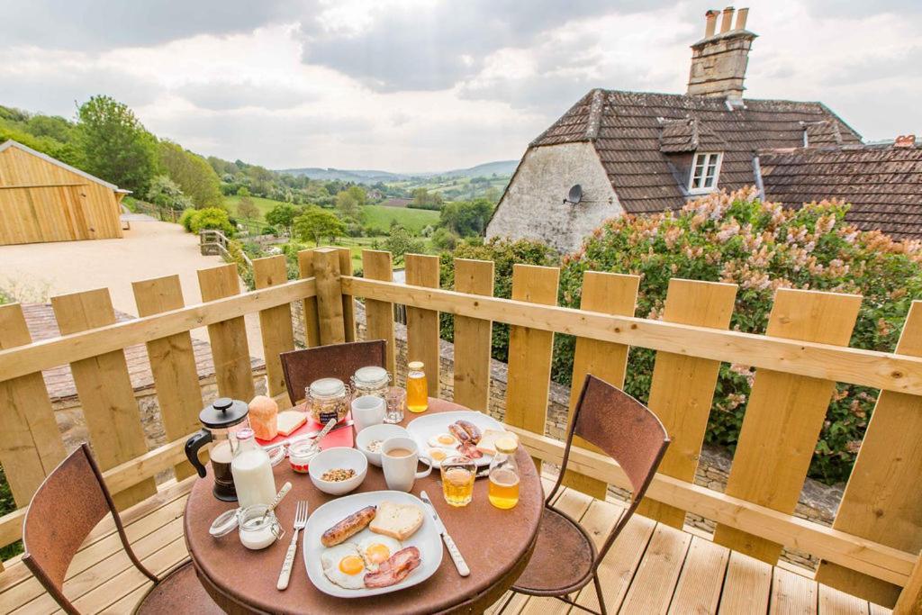 T'S At Lower Rudloe Farm Guest House คอร์แชม ภายนอก รูปภาพ