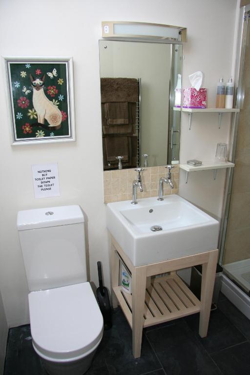T'S At Lower Rudloe Farm Guest House คอร์แชม ห้อง รูปภาพ