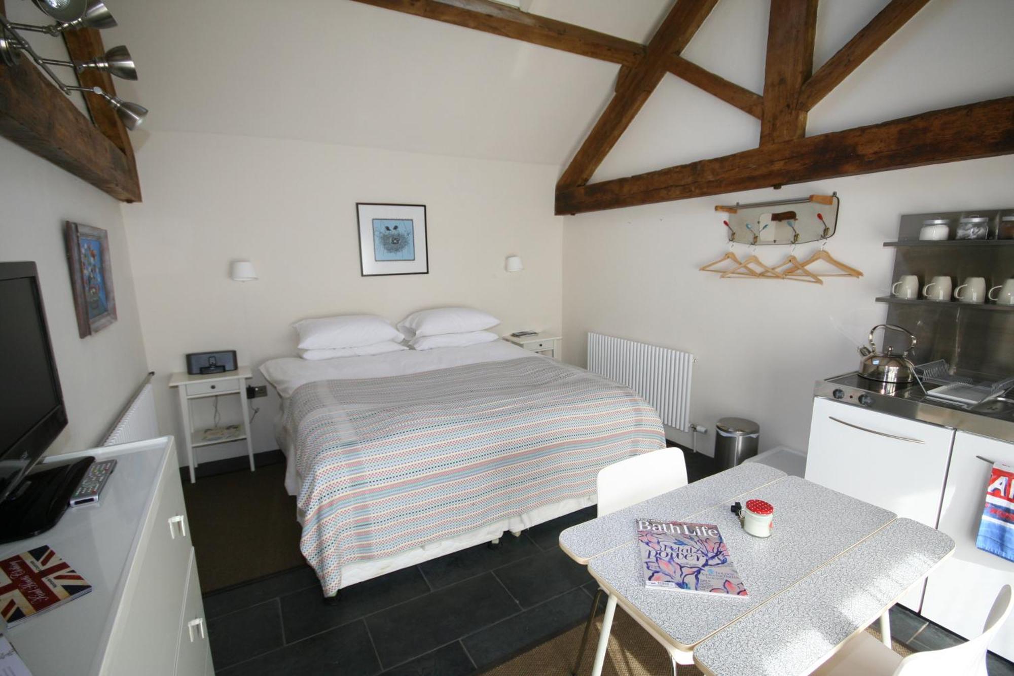T'S At Lower Rudloe Farm Guest House คอร์แชม ภายนอก รูปภาพ