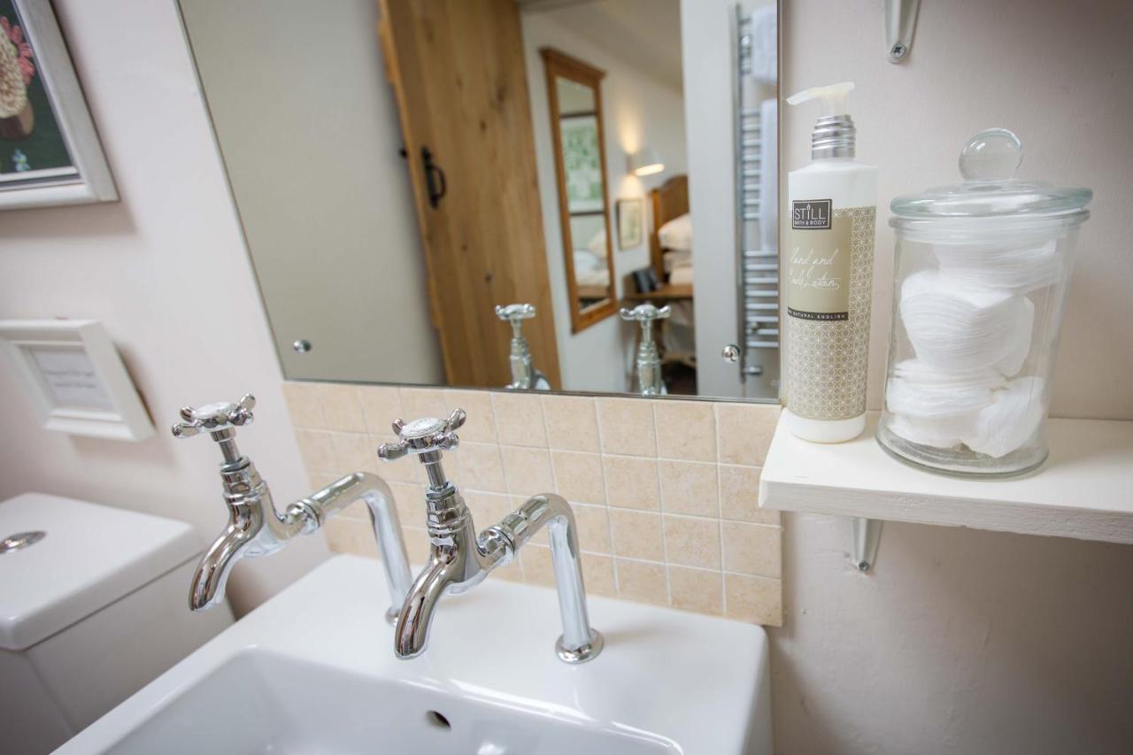 T'S At Lower Rudloe Farm Guest House คอร์แชม ภายนอก รูปภาพ