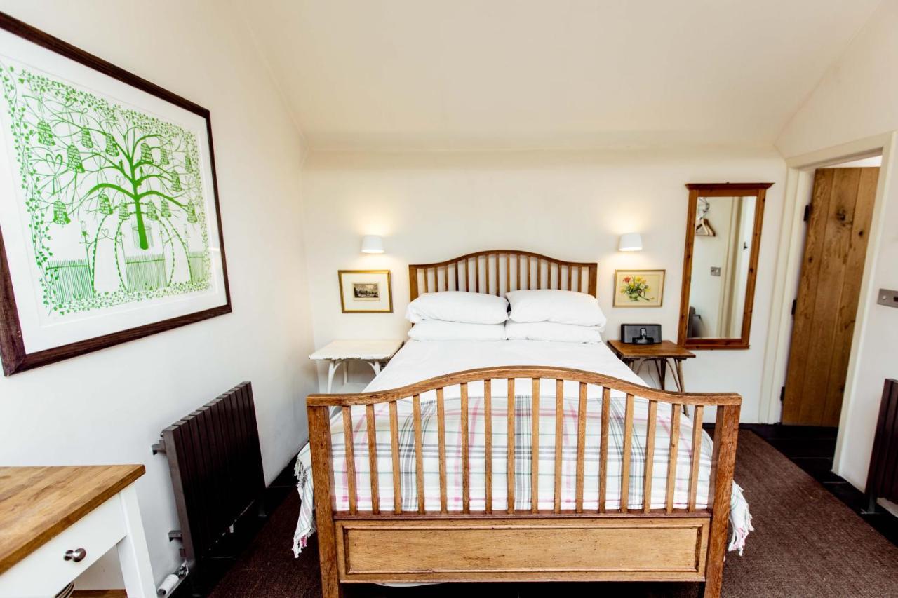 T'S At Lower Rudloe Farm Guest House คอร์แชม ภายนอก รูปภาพ