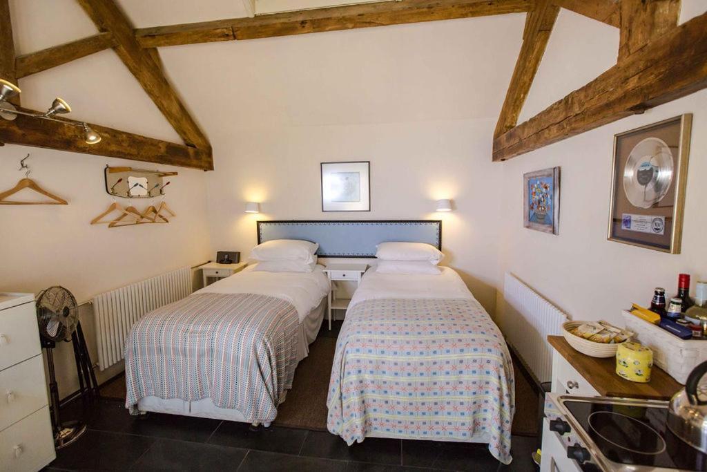 T'S At Lower Rudloe Farm Guest House คอร์แชม ภายนอก รูปภาพ