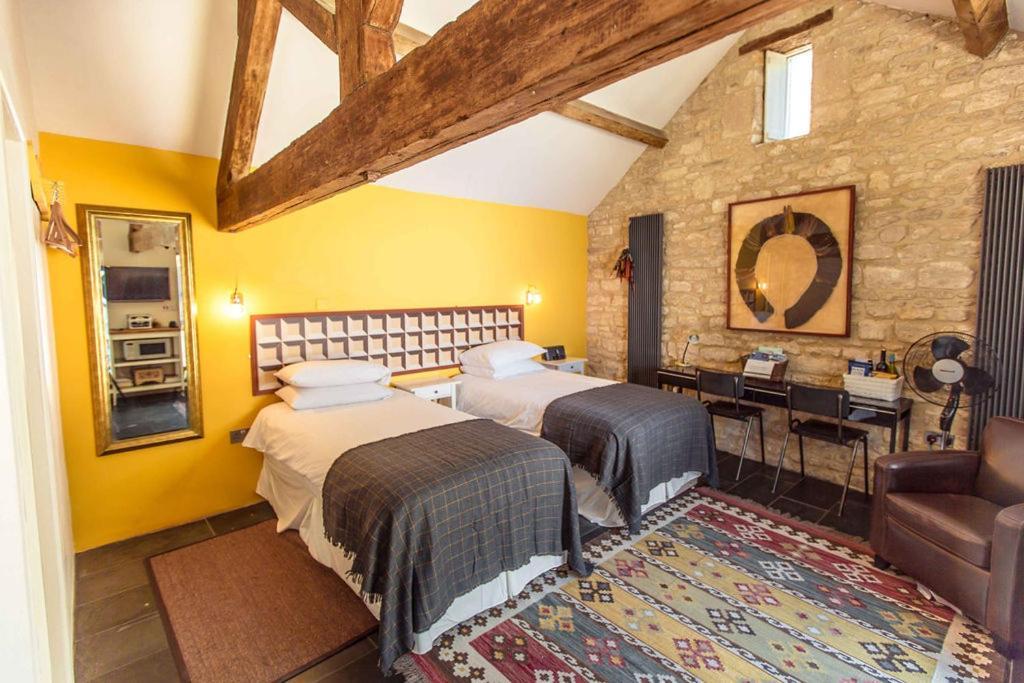 T'S At Lower Rudloe Farm Guest House คอร์แชม ภายนอก รูปภาพ